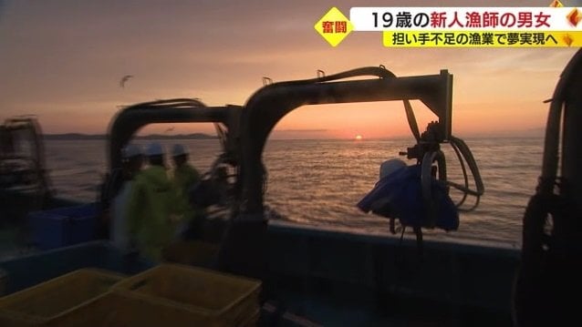 船からは朝日が