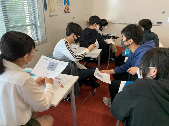 生徒に「大切にしたいこと」シートが配られる
