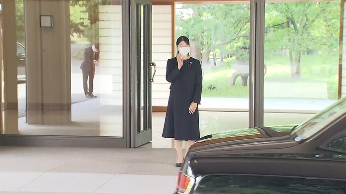愛子さまは、御所でお見送りをされた(去年9月17日)