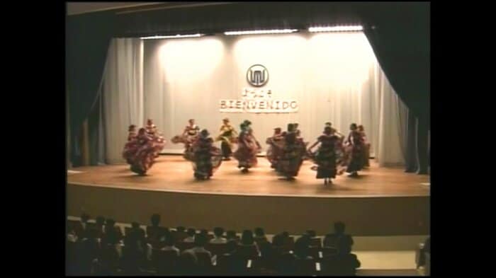 生徒による民族舞踊の披露