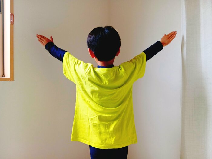 水着の上に派手なTシャツを着ても◎