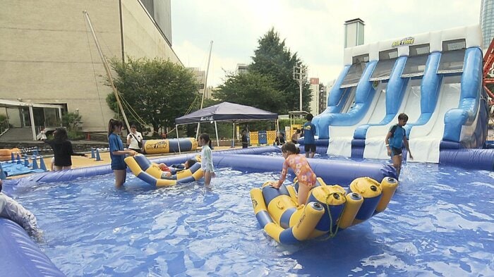 東京タワーの下には子ども向けの水遊びスポットとしてさまざまなプールが