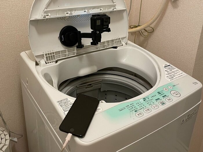 手前にあるiPhoneが照明の代わりに