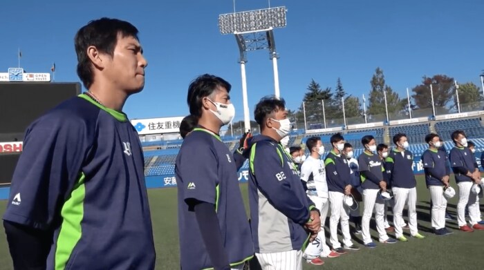 真剣な表情で高津監督の言葉に聞き入る選手たち