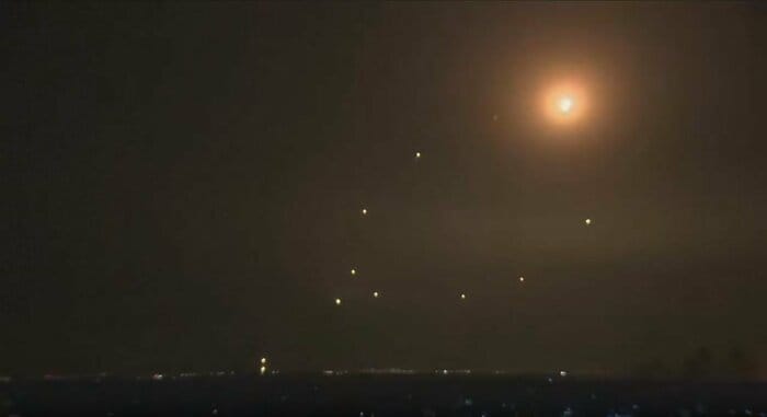 ハマスのロケット弾を撃ち落とすアイアン・ドーム