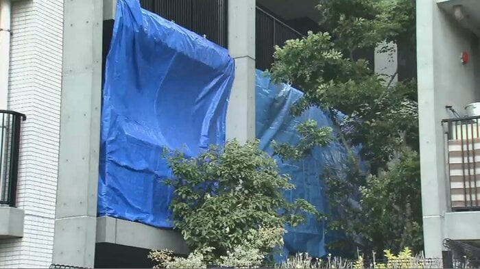 娘とみられる40代の女が「母親を殺した」と話す。警察が身柄を確保し事情を聴く