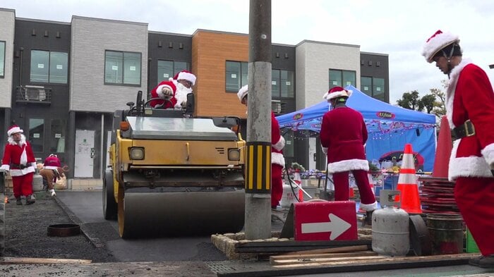 ローラーをかけるサンタ