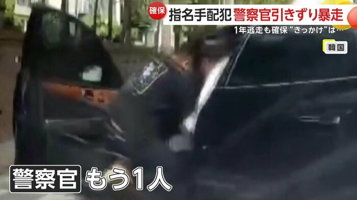 運転席に乗り込み男を確保しようとしていた警察官