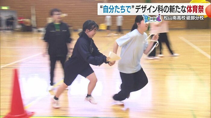 場所もグラウンドから体育館に変更