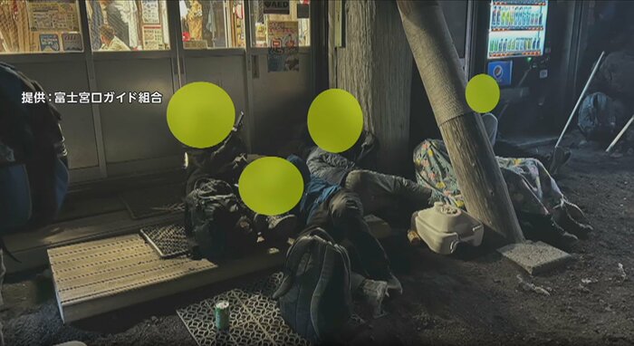 9合目の山小屋周りで夜を過ごす登山者