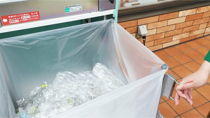回収されたペットボトルがまたペットボトルとして店頭に並ぶ