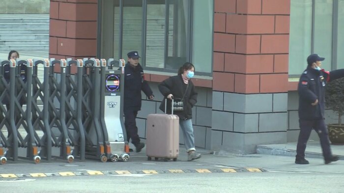 研究所入り口では人の出入りや警備員の姿を確認(1月19日)