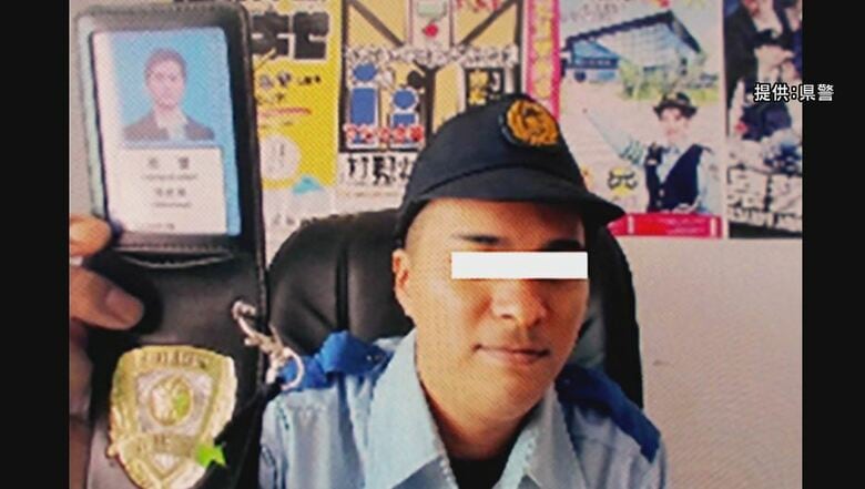 犯行の様子…警察官の制服を着て手帳をかざす男、ターゲットとビデオ通話　警察官をかたり現金などをだまし取る手口の詐欺被害が急増　県警が画像を公開して注意呼びかけ｜FNNプライムオンライン