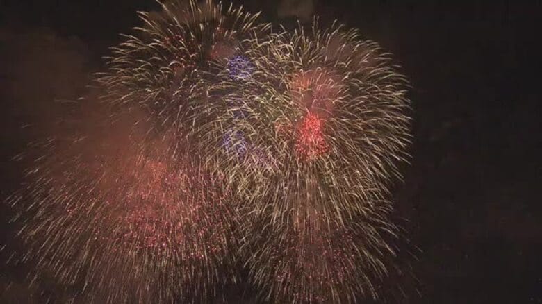 カップルも「最高の思い出」松山の風物詩・三津浜花火大会　１万発の大輪に２４万人魅了【愛媛】｜FNNプライムオンライン