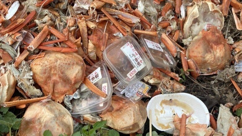 悪臭、ハエたかる…大量の「カニの殻」が道路脇に捨てられる　割りばし、紙皿などゴミ4袋　ビール空き缶約40本も｜FNNプライムオンライン