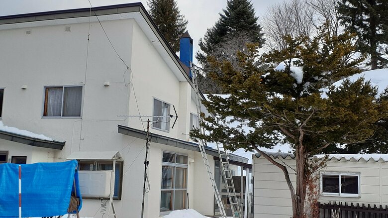 屋根から”宙づり状態”94歳男性が死亡…雪下ろし中に転落か　命綱は胸に絡まった状態　北海道札幌市｜FNNプライムオンライン