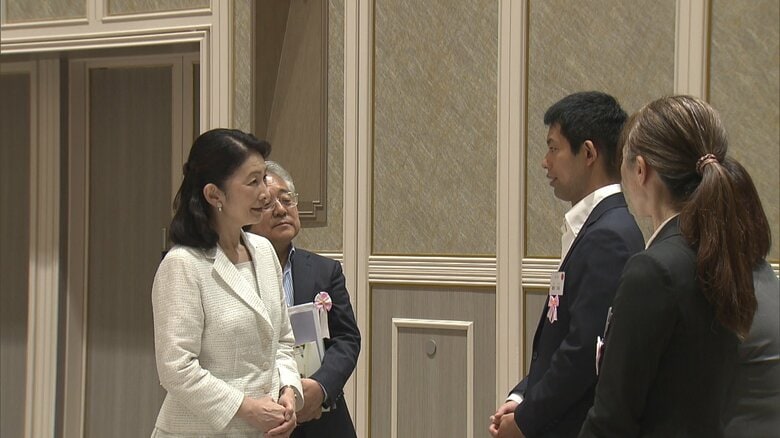 紀子さま　子育ての息抜きは「朝は盛り上げる曲をかけて子供たちを起こして一緒に一日を楽しく」　若い研究員と交流｜FNNプライムオンライン