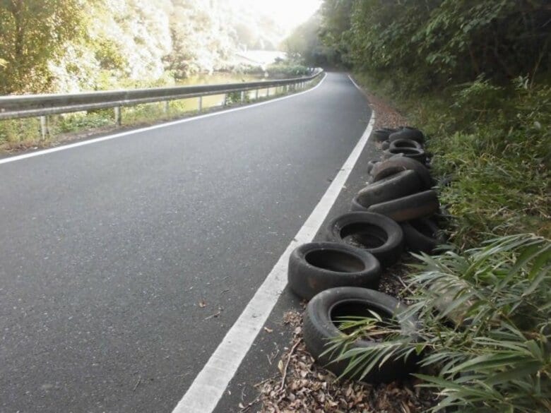 一体誰が…道路脇に不法投棄された廃タイヤ35本見つかる　広島・福山市｜FNNプライムオンライン