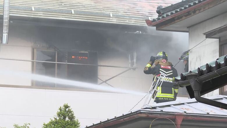 飯田市の住宅街で火事　住宅兼事務所の2階部分から出火か｜FNNプライムオンライン
