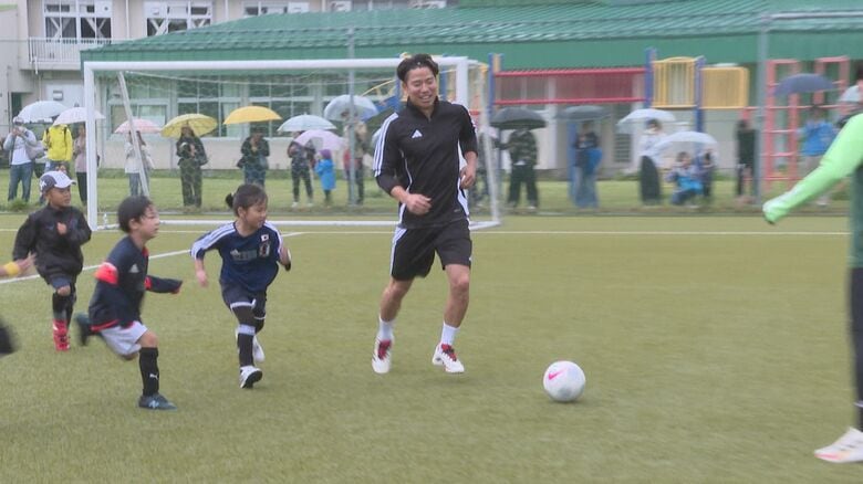 「いつか日本代表のピッチで」　浅野拓磨選手が飯綱町でサッカー教室　小学生は目を輝かせて参加｜FNNプライムオンライン