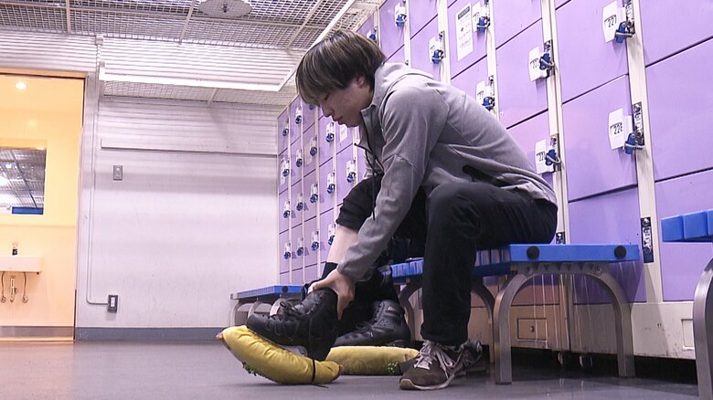 氷上練習の準備をする三浦