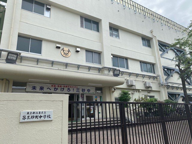 都内江東区の第三砂町中学校では、分散登校でオンライン授業を導入。