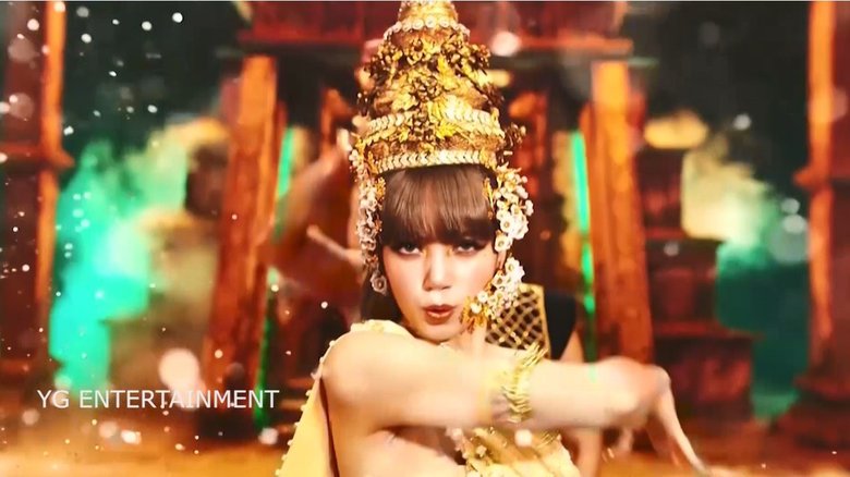 人気ガールズグループ「BLACK PINK」のリサさんが身に着けた金の冠