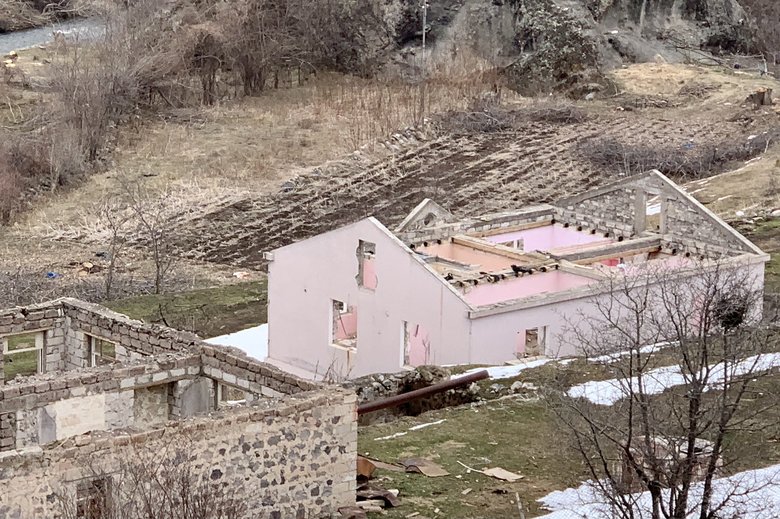屋根や窓が取り外された住居