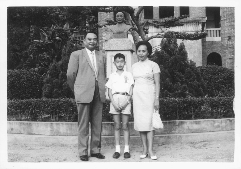 両親と 12歳の頃 台湾・台南 Courtesy of Ang Lee