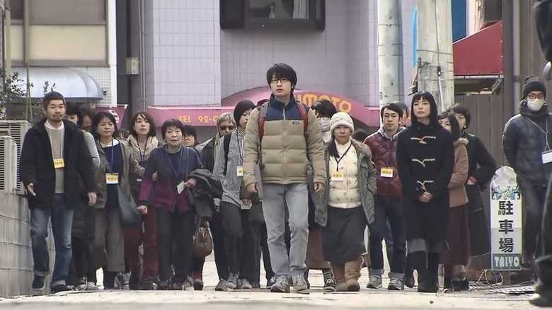 看板俳優は92歳!劇場は商店街…注目集まる「徘徊演劇」って何?【岡山発】