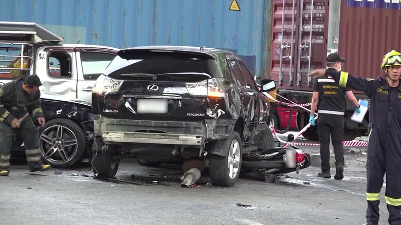 踏切付近では、バス以外にも複数の車両が大破していた