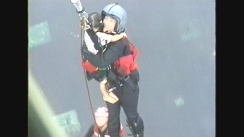 ヘリで救助される子ども（撮影：航空自衛隊／2004年）