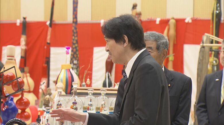児童と歓談される秋篠宮さま