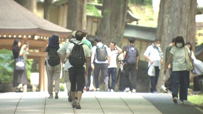 多くの参拝客が訪れる