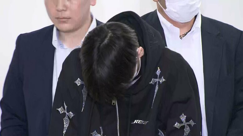 警視庁大崎警察署から出てきた若山容疑者（1日午後0時半過ぎ）