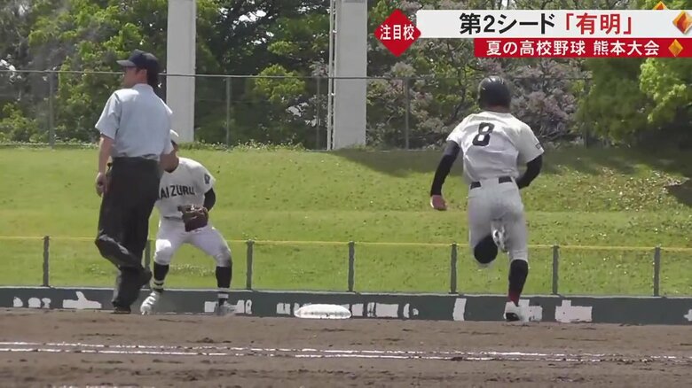 積極的に盗塁を狙いにいく有明高校の選手