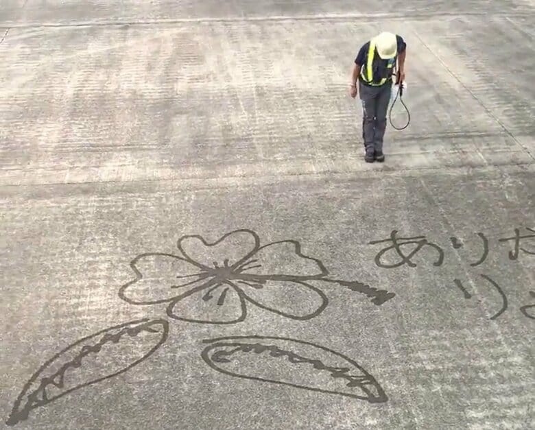 描き終わるとキレイに一礼