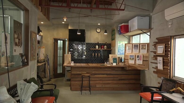 おしゃれな店内に販売スペースと製造工場が併設