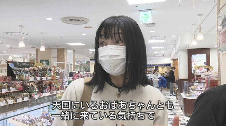 祖母との思い出を語る客