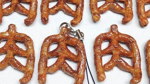 肉を再現した肉文字のストラップ