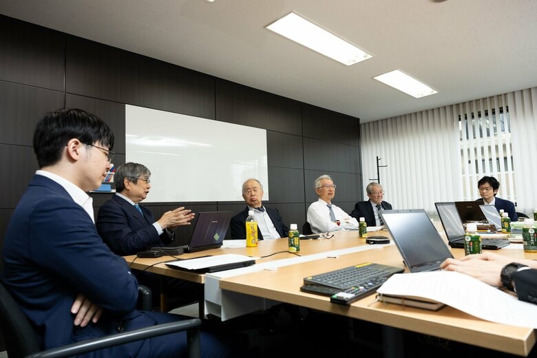 西氏「人質司法は憲法に反する」（写真左）