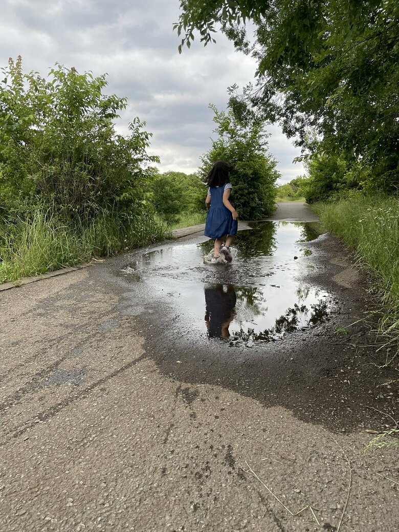 水しぶきを上げながら何度も水たまりを往復