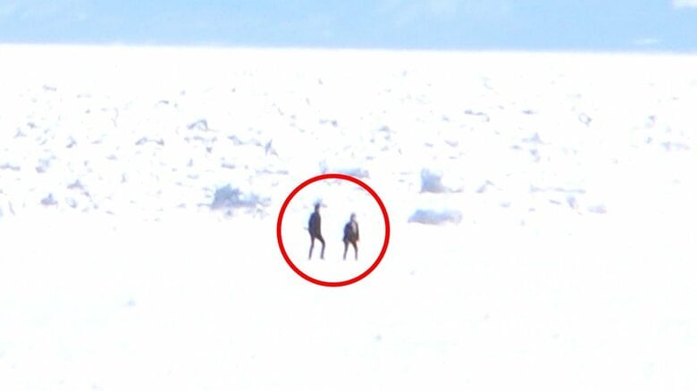 かなり沖側まで行って歩いている2人組