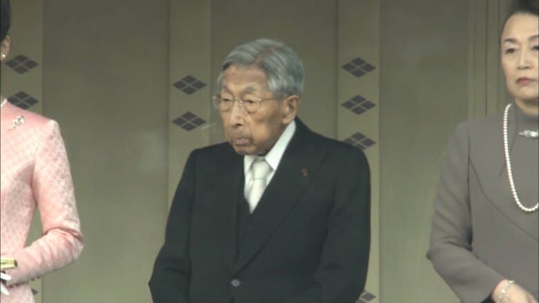 長和殿のベランダに立たれる三笠宮さま