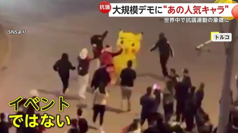 大勢の人たちに囲まれ、お祭り騒ぎのピカチュウ
