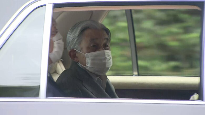 美智子さまを見舞うため入院先の東大病院に向かわれた上皇さま（2024年10月）