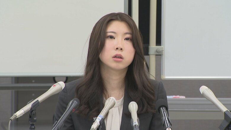 実名で顔を明らかにして会見する福山さん（2024年3月）