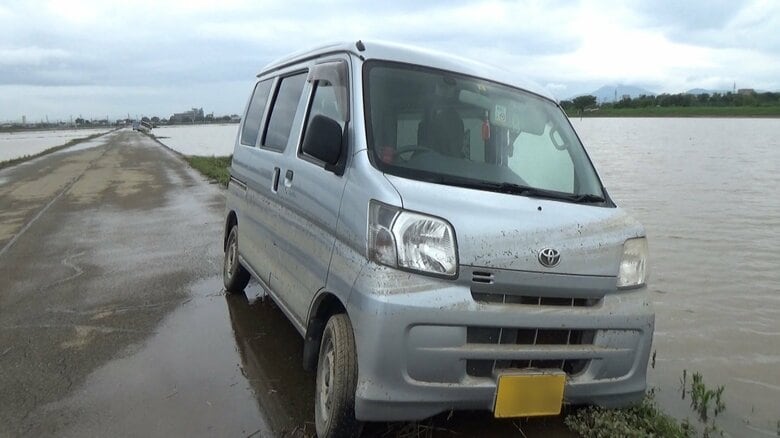 7月4日、水が引いた後の女性が乗っていた車　車体にはくっきりと水の跡が