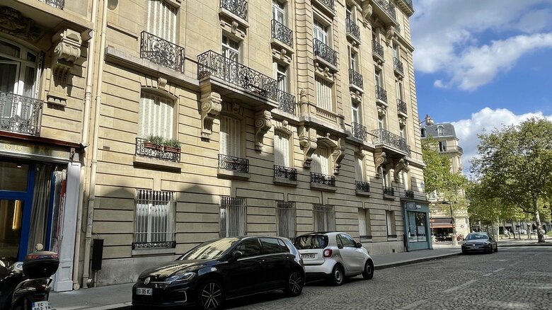 外気を入れないために雨戸を閉めている部屋が多い