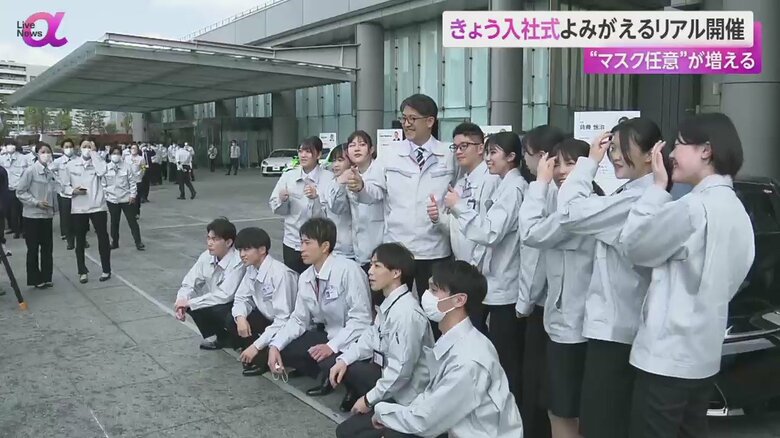 トヨタ自動車の佐藤社長と撮影する新入社員たち